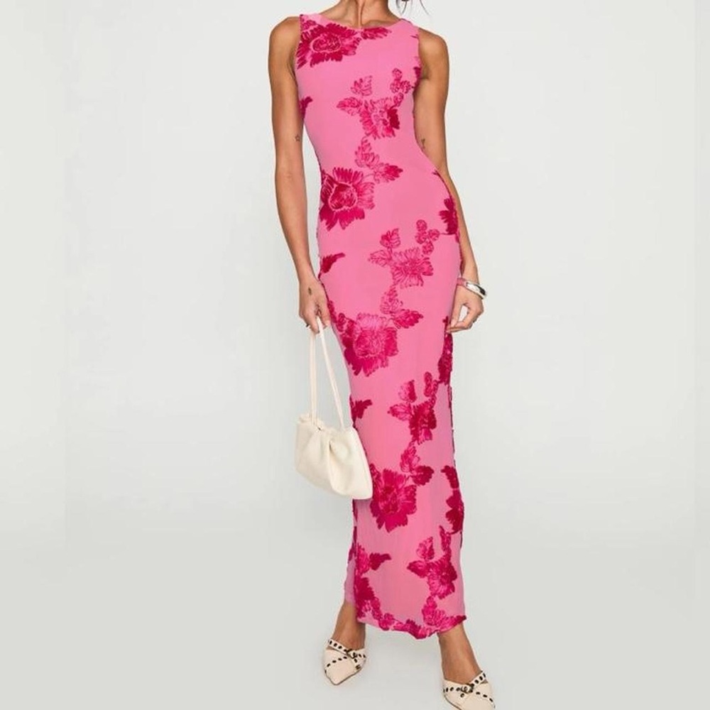 NWOT Fionna Floral MaxiDress Pink.
(Imperfection not noticeable)